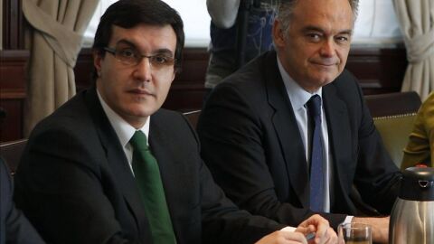 El secretario de Estado de Relaciones con las Cortes, Jos&eacute; Luis Ayll&oacute;n (i) y el vicesecretario de Estudios y Programas del PP, Esteban Gonz&aacute;lez Pons, 