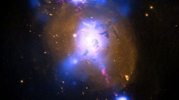 La intensa gravedad de un súpermasivo agujero negro puede ser aprovechado para generar un poder inmenso