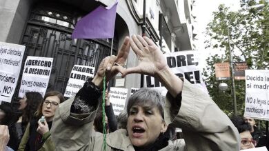 'Escrache' en el domicilio de Gallardón en contra de la reforma del aborto