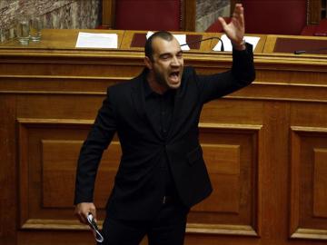 Diputados neonazis griegos expulsados del parlamento al grito de heil Hitler