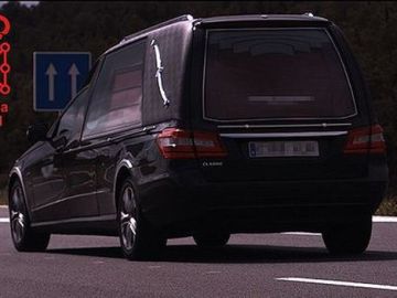 Un coche fúnebre, cazado a 199 kilómetros por hora