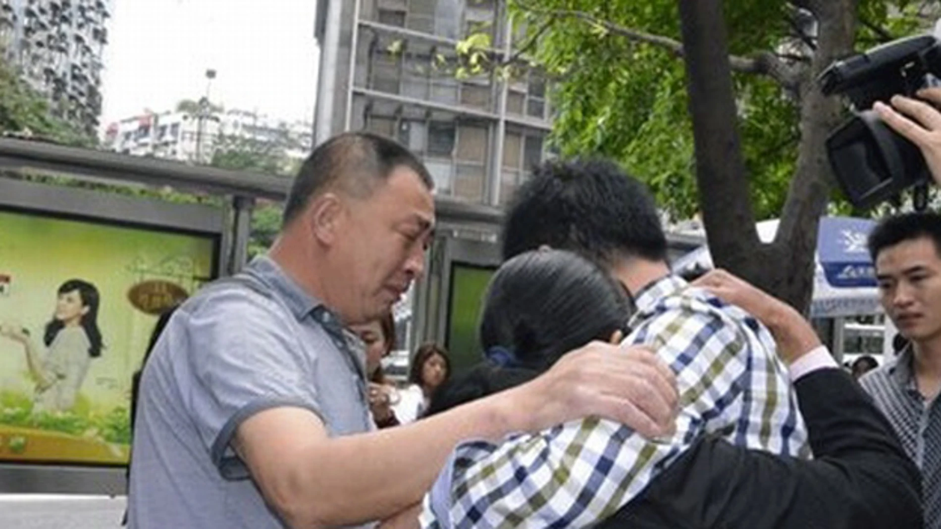 Momento del reencuentro de Luo Gang con su familia biológica Momento del reencuentro de Luo Gang con su familia biológica