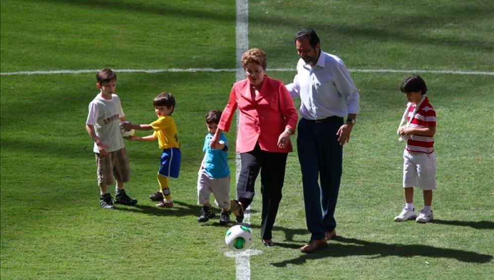 Dilma Rousseff patea un balón durante la inauguración del estadio Nacional de Brasilia