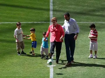Dilma Rousseff patea un balón durante la inauguración del estadio Nacional de Brasilia Dilma Rousseff patea un balón durante la inauguración del estadio Nacional de Brasilia