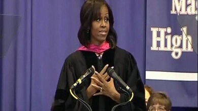 Michelle Obama bromea sobre los 'baches' que superó su marido para conquistarla