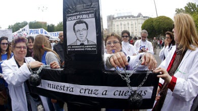 Miles de personas forman una 'marea blanca' en contra la externalización de la sanidad