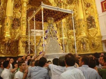 La Virgen del Rocío sale en procesión después de un tranquilo salto de la reja en Almonte