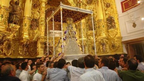 La Virgen del Roc&iacute;o sale en procesi&oacute;n despu&eacute;s de un tranquilo salto de la reja en Almonte