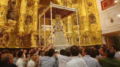 La Virgen del Rocío regresa a su ermita después de un tranquilo salto de la reja en Almonte
