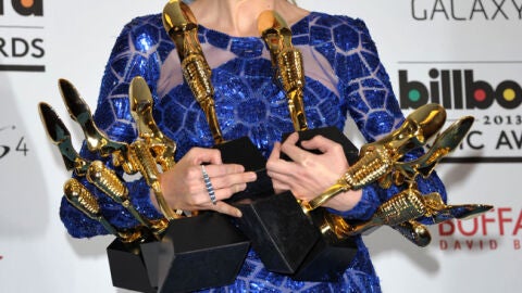 Taylor Swift sostiene sus ocho estatuillas.