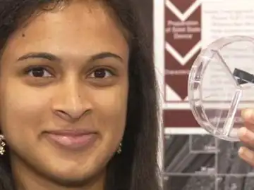 Esha Khare, de 18 años, presenta su cargador de baterías ultra-rápido Esha Khare, de 18 años, presenta su cargador de baterías ultra-rápido