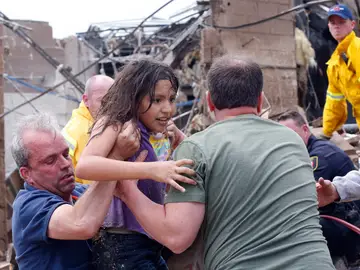 Rescatan a una niña de los escombros Rescatan a una niña de los escombros
