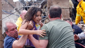 Rescatan a una niña de los escombros
