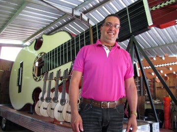 Luis Colón Ortiz posa ante su cuatro puertorriqueño de nueve metros de largo