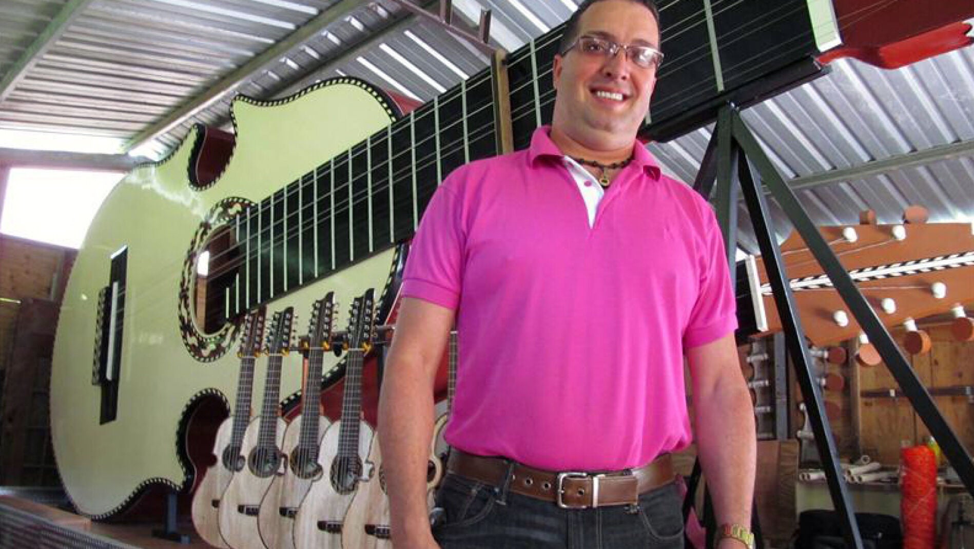 Luis Col&oacute;n Ortiz posa ante su cuatro puertorrique&ntilde;o de nueve metros de largo