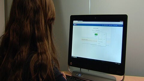 Una chica prepara su curr&iacute;culum vitae