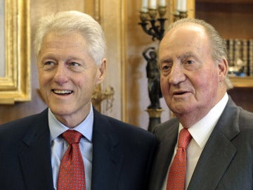 Don Juan Carlos junto a Bill Clinton