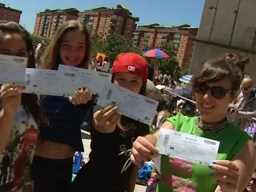 Cientos de fans acampan antes del concierto de One Direction en Barcelona Cientos de fans acampan antes del concierto de One Direction en Barcelona