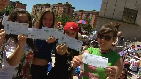 Cientos de fans acampan antes del concierto de One Direction en Barcelona Cientos de fans acampan antes del concierto de One Direction en Barcelona