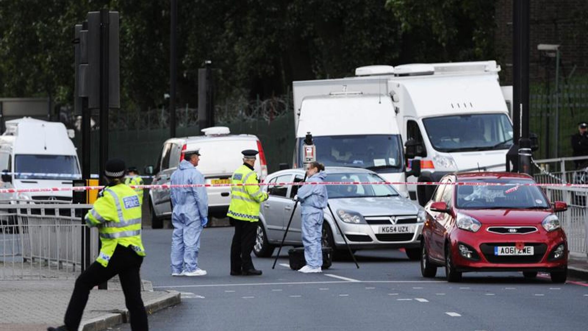 La Polic&iacute;a vigila cerca del lugar donde un soldado fue asesinado