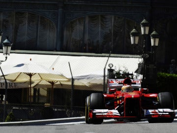 Alonso pilota el Ferrari en Mónaco