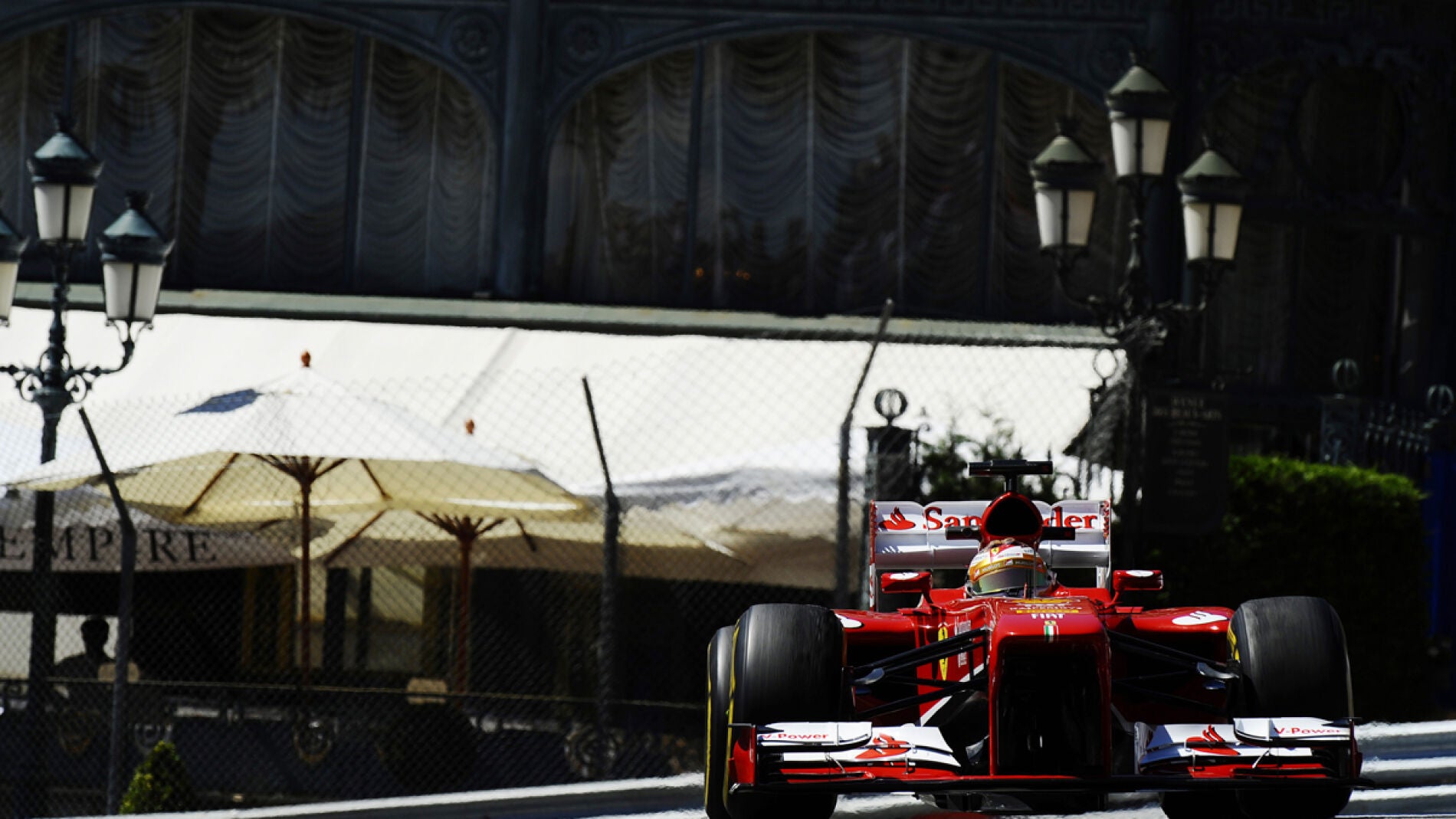 Alonso pilota el Ferrari en M&oacute;naco