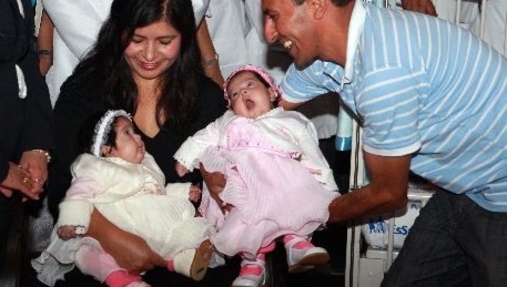 La madre con sus hijas