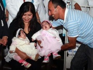 La madre con sus hijas La madre con sus hijas