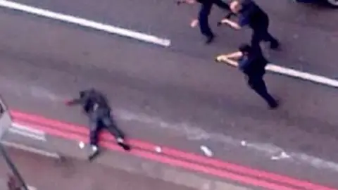 Un vídeo muestra a agentes británicos disparando contra los agresores del soldado Rigby Un vídeo muestra a agentes británicos disparando contra los agresores del soldado Rigby