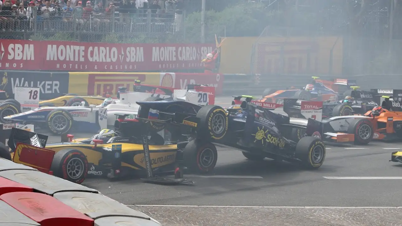 Espectacular montonera en la salida de GP2 en Mónaco