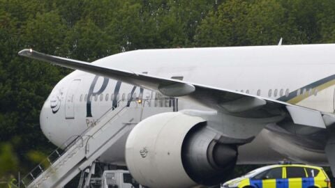 Un avi&oacute;n paquistan&iacute; aterriza cerca de Londres