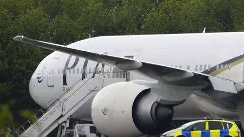 Un avión paquistaní aterriza cerca de Londres Un avión paquistaní aterriza cerca de Londres