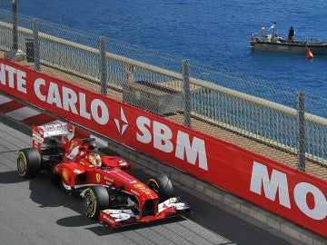 Fernando Alonso rueda en los Libres de Mónaco