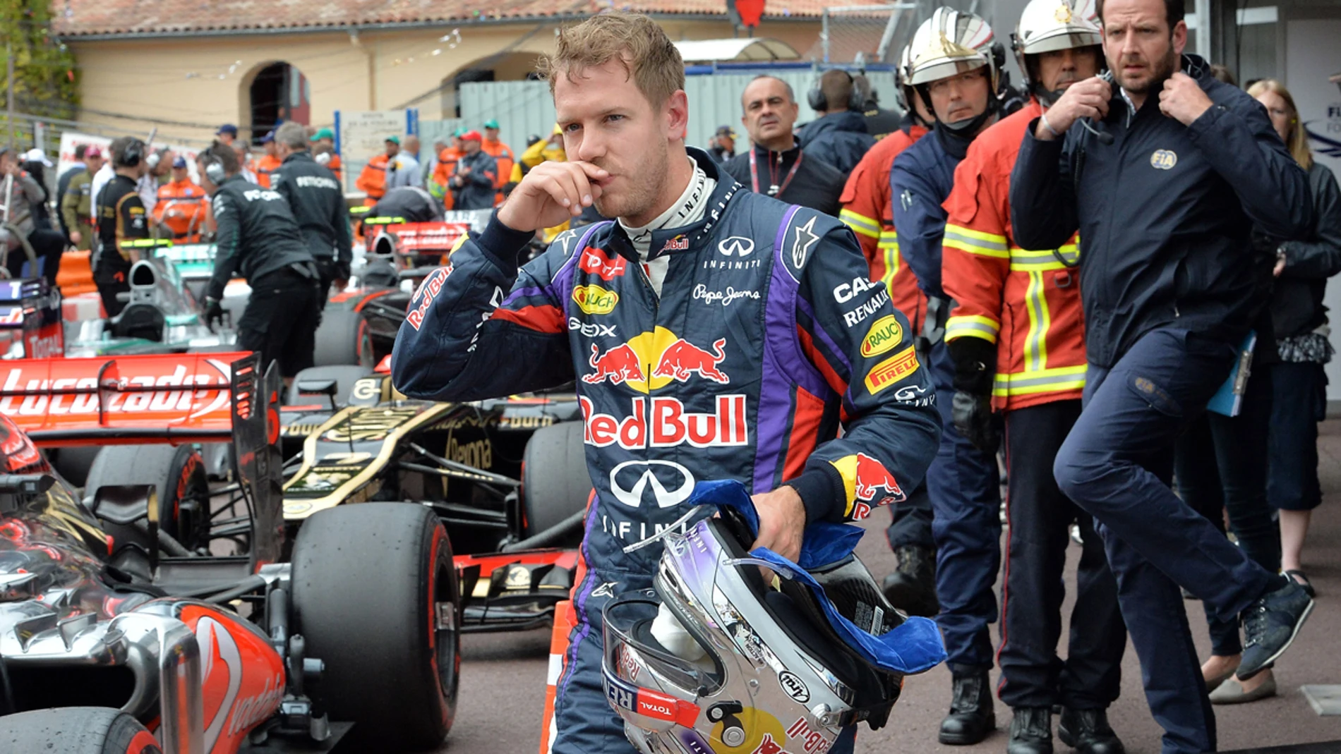 Vettel se rasca la nariz