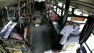 Un chino provoca un accidente cuando el conductor le impide bajar del autobús