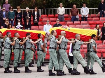 Varios legionarios portan los féretros de los tres suboficiales fallecidos Varios legionarios portan los féretros de los tres suboficiales fallecidos