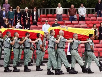 Varios legionarios portan los féretros de los tres suboficiales fallecidos Varios legionarios portan los féretros de los tres suboficiales fallecidos
