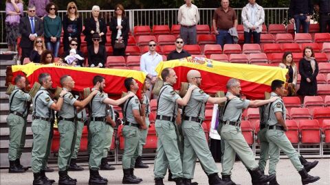 Varios legionarios portan los f&eacute;retros de los tres suboficiales fallecidos