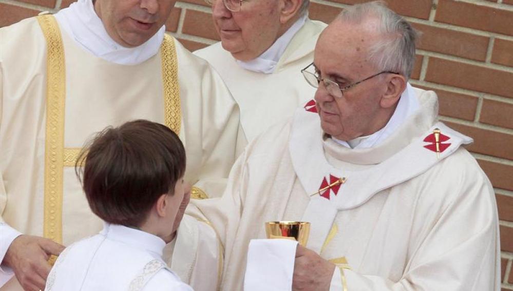 El Papa Francisco da la primera comunión a un niño en la Iglesia de los Santos Isabel y Zacarías
