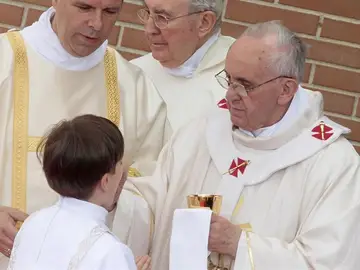 El Papa Francisco da la primera comunión a un niño en la Iglesia de los Santos Isabel y Zacarías El Papa Francisco da la primera comunión a un niño en la Iglesia de los Santos Isabel y Zacarías