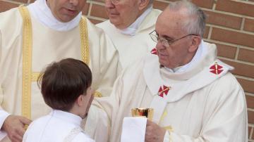 El Papa Francisco da la primera comunión a un niño en la Iglesia de los Santos Isabel y Zacarías
