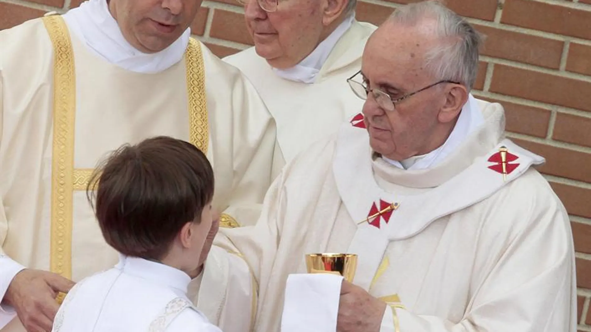 El Papa Francisco da la primera comunión a un niño en la Iglesia de los Santos Isabel y Zacarías El Papa Francisco da la primera comunión a un niño en la Iglesia de los Santos Isabel y Zacarías