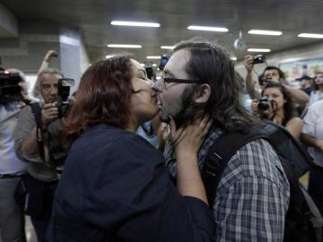 Besos para manifestarse en contra de su prohibición en el metro de Ankara
