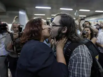 Besos para manifestarse en contra de su prohibición en el metro de Ankara Besos para manifestarse en contra de su prohibición en el metro de Ankara