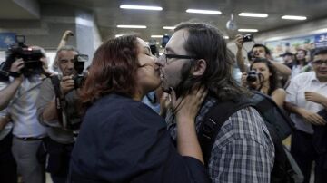 Besos para manifestarse en contra de su prohibición en el metro de Ankara