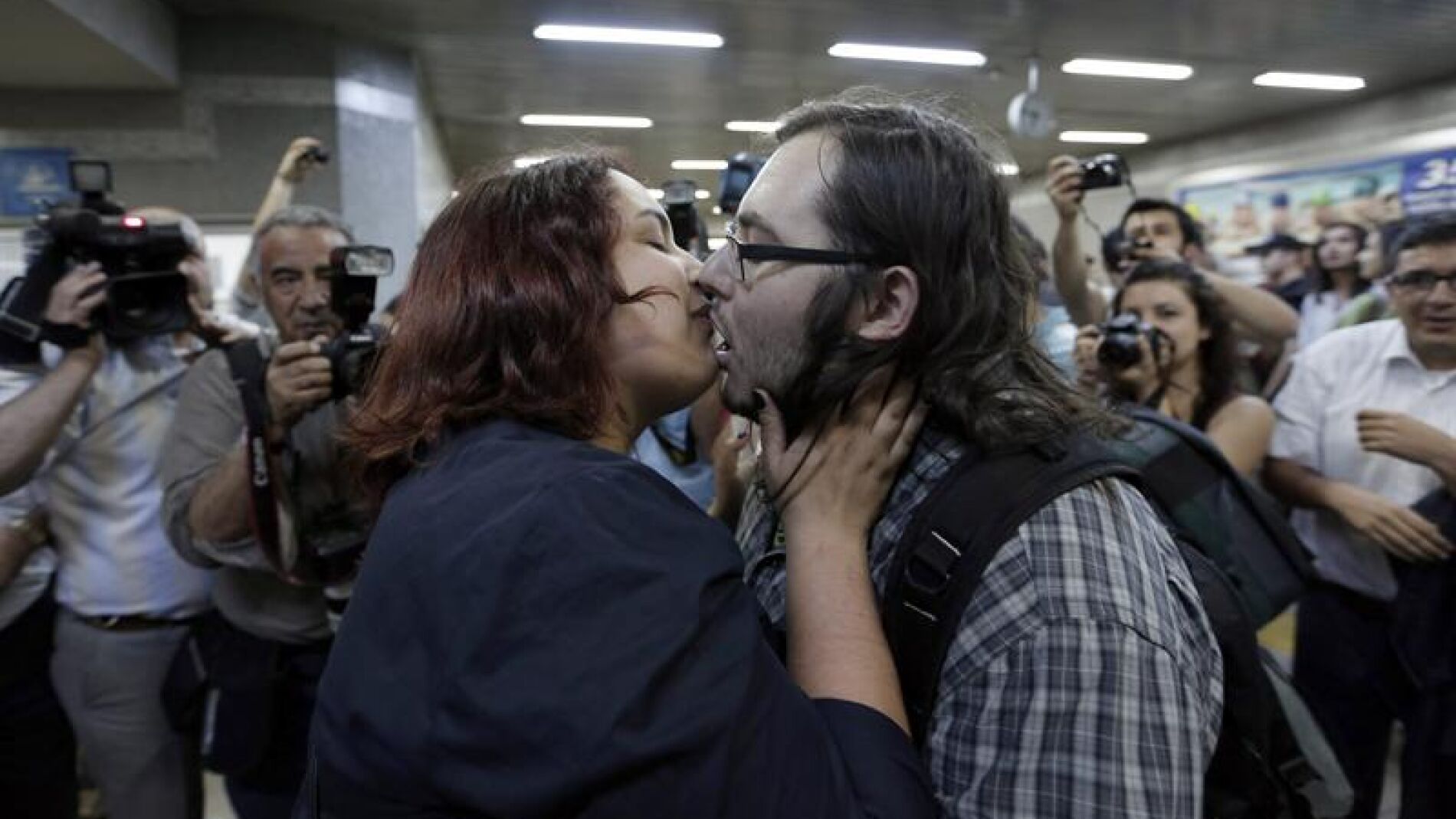 Besos para manifestarse en contra de su prohibici&oacute;n en el metro de Ankara