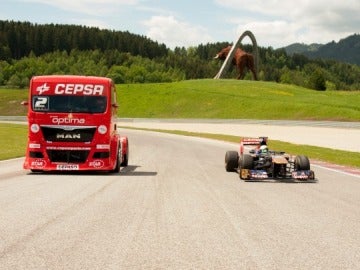 El camión de Antonio Albacete contra el Toro Rosso de Vergne