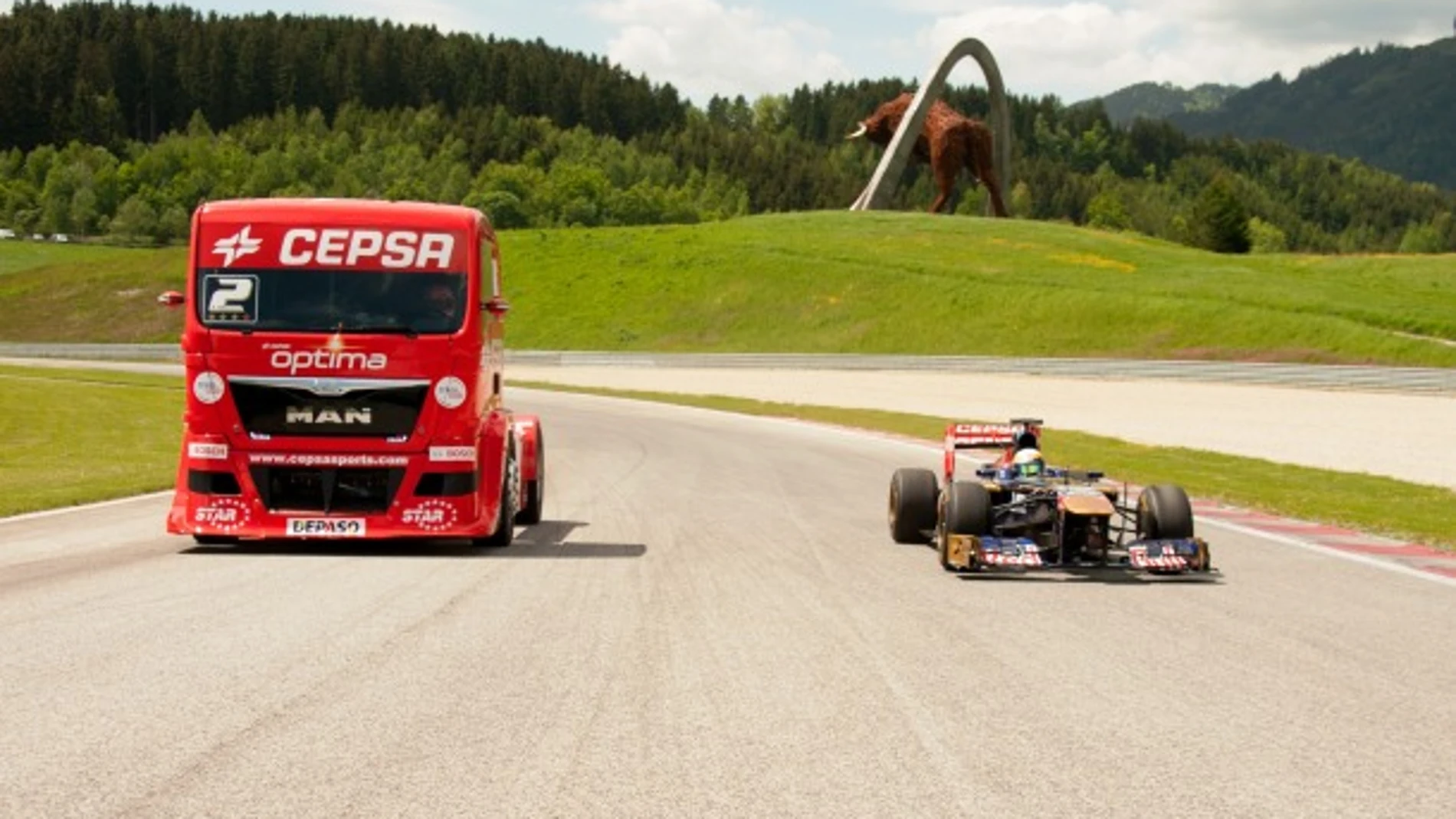 El camión de Antonio Albacete contra el Toro Rosso de Vergne