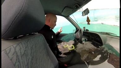 ¿Cómo debemos reaccionar si en un accidente el coche cae al agua?