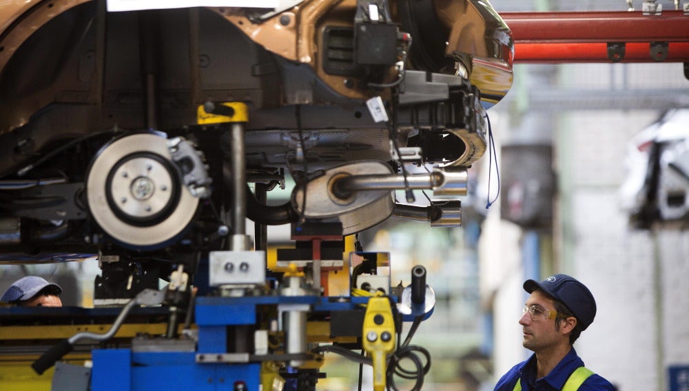Un trabajador en la cadena de montaje de Ford